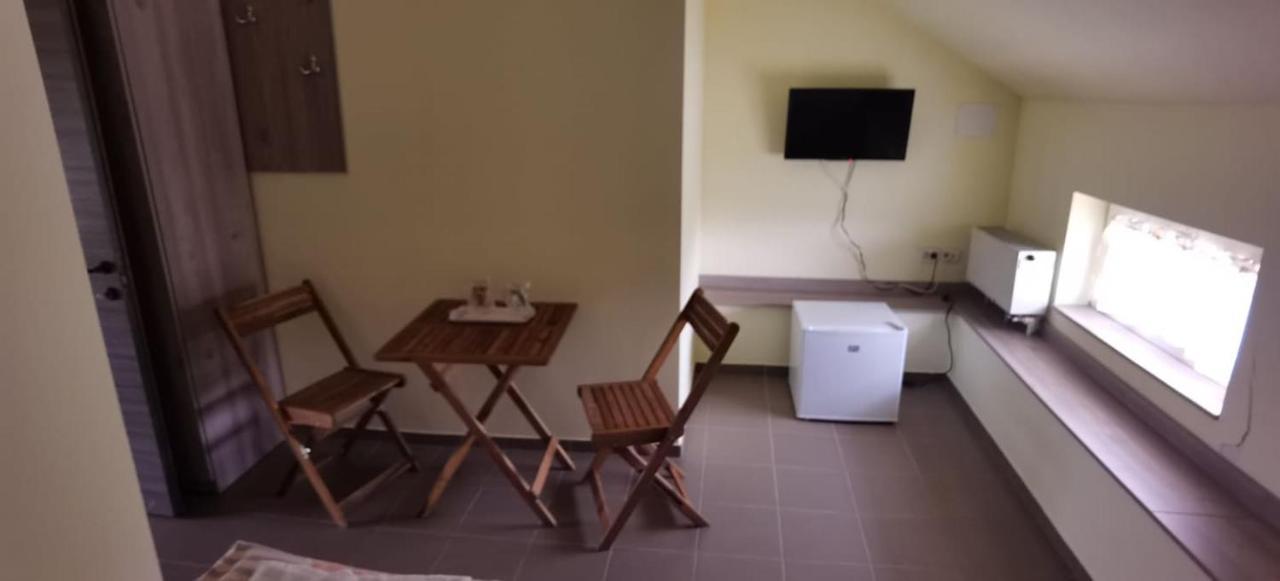 Pensiune Si Cazare La Mitza Giarmata Luaran gambar
